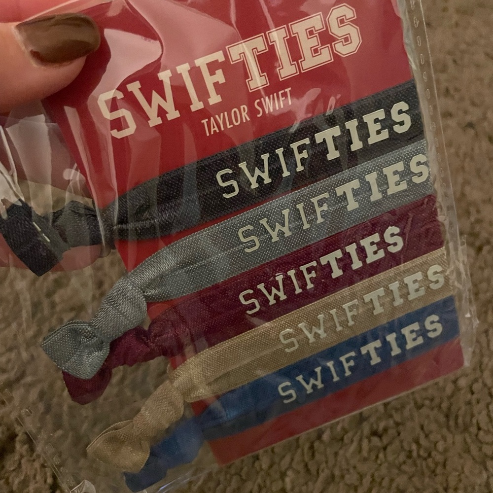 Taylor Swift “swifties” hair ties